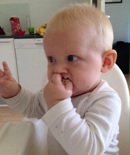 Baby som spiser selv
