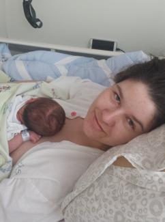 Mor med nyfødt baby og efterfødselsreaktion