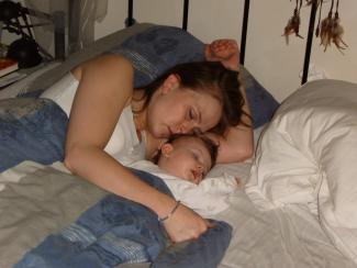 Sovende mor og barn