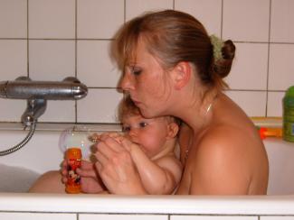 Mor og barn i bad