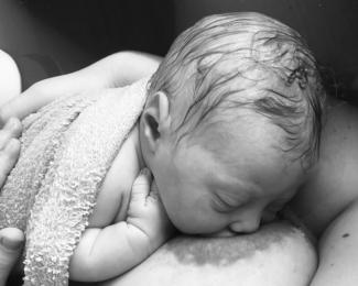 Nyfødt hud mod hud ved mors bryst