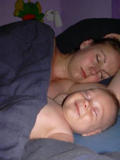sovende mor og baby