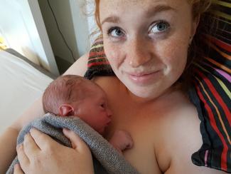 Mor med nyfødt baby hud mod hud