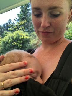 Mor med lille baby i vikle hud mod hud